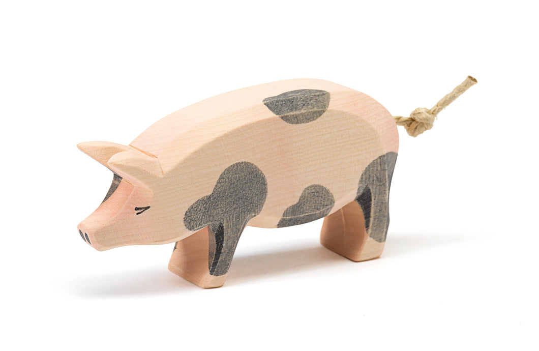 Schwein gefleckt Kopf hoch Holzspielfigur von Ostheimer