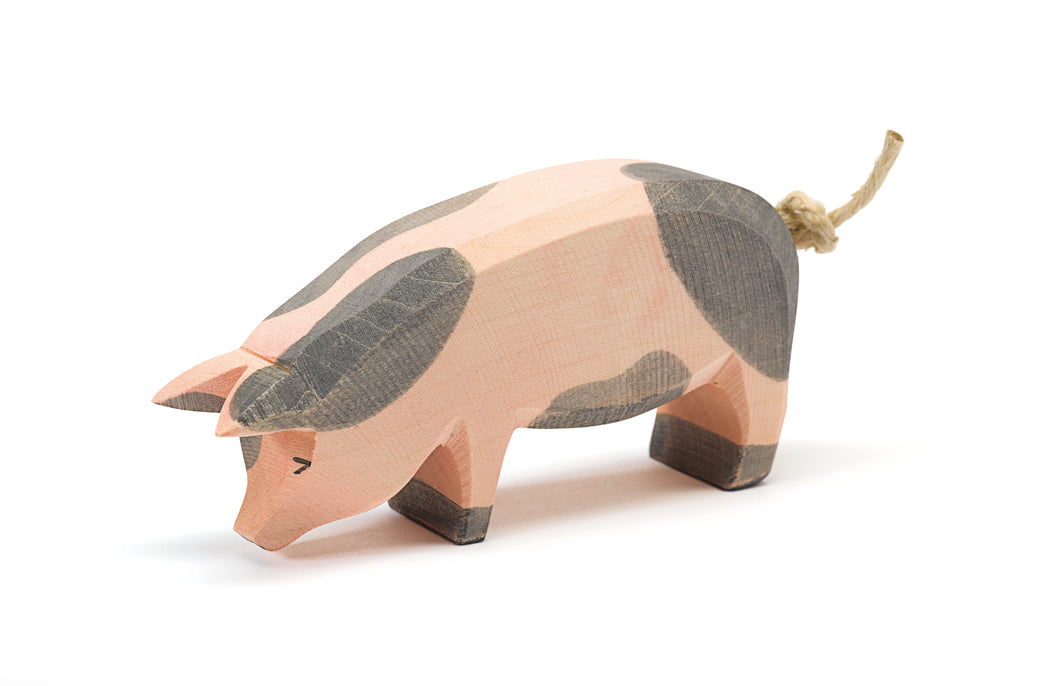 Schwein gefleckt Kopf tief Holzspielfigur von Ostheimer