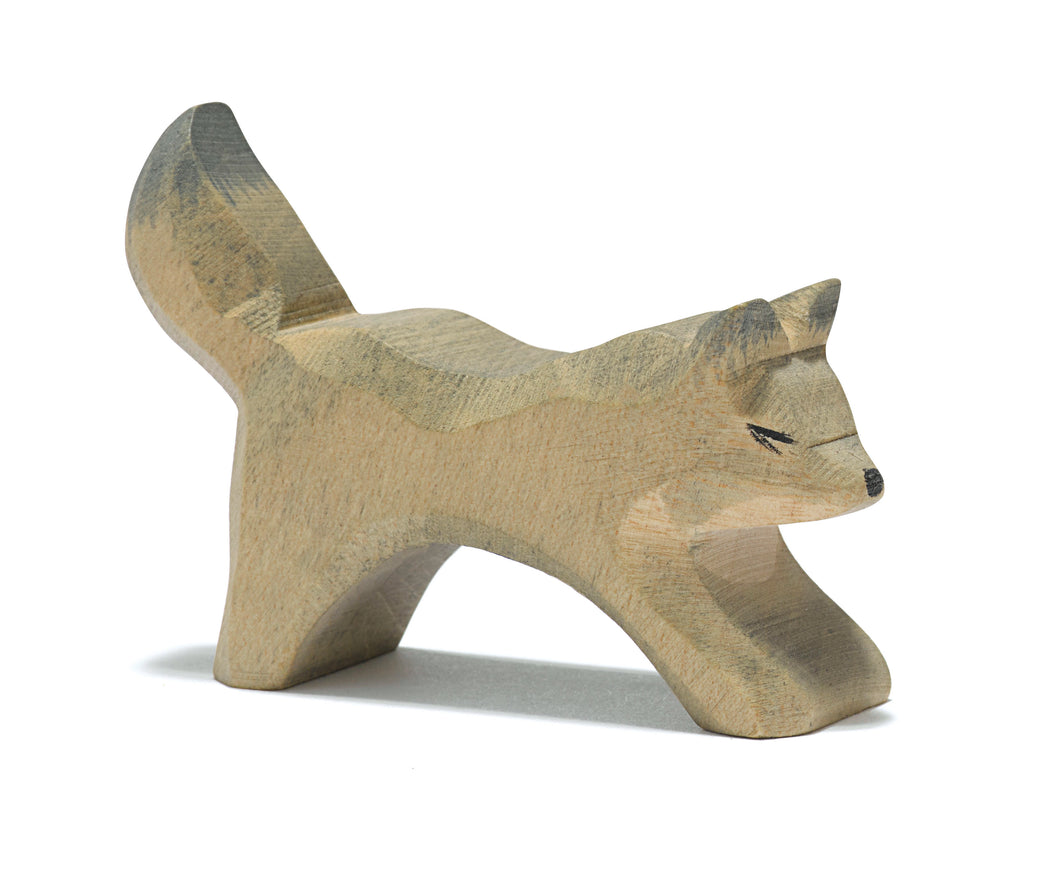 Wolf klein spielend Holzspielfigur von Ostheimer