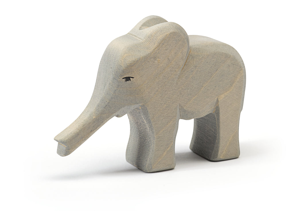 Elefant klein Rüssel gestreckt Holzspielfigur von Ostheimer